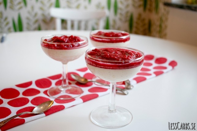 Crème fraichepannacotta med hallon/rabarberkompott Crème fraichepannacotta med hallon/rabarberkompott