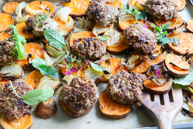 Sötpotatis i ugn med saftiga köttfärsbiffar Sötpotatis i ugn med saftiga köttfärsbiffar