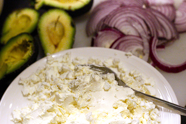 Omelettwrap med fetaostkräm, avokado och kalkonbacon