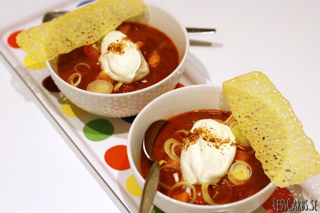 Snabb tacosoppa med crème fraiche och ostchips Snabb tacosoppa med crème fraiche och ostchips