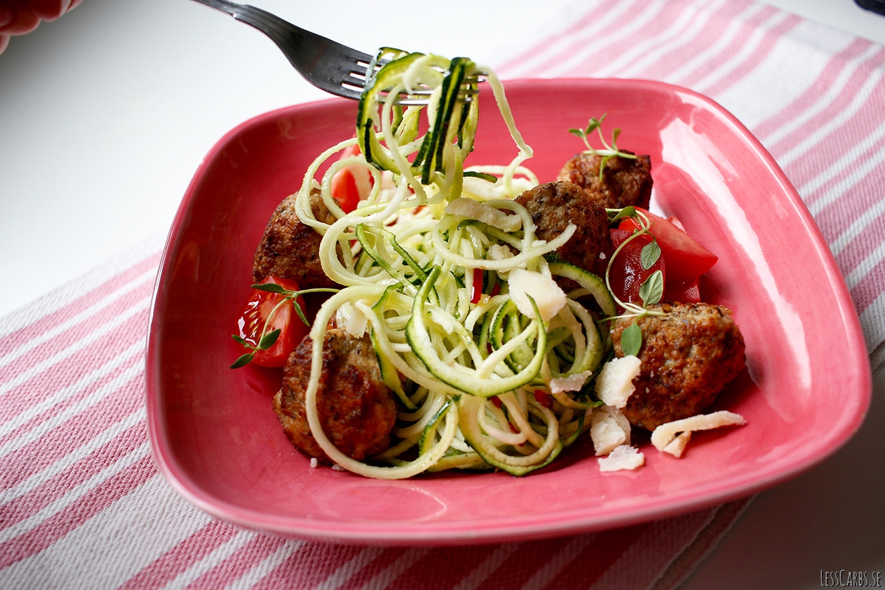 Zoodles med timjanköttbullar lätt att göra och supergott! Lesscarbs.se