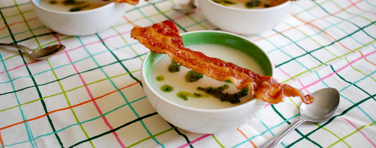 Vitkålssoppa med bacon och örtolja