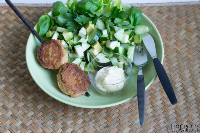 Tonfiskkakor med grön sallad Tonfiskkakor med grön sallad