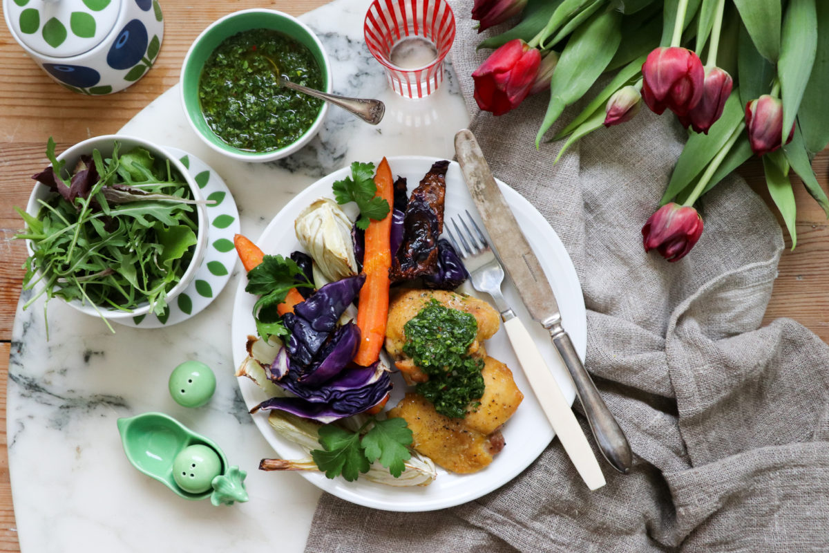 Kycklinglårfilé med ugnsrostade grönsaker och chimichurri Kycklinglårfilé med ugnsrostade grönsaker och chimichurri