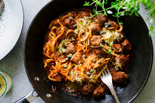 Kålrotspasta med köttbullar i tomatsås Kålrotspasta med köttbullar i tomatsås